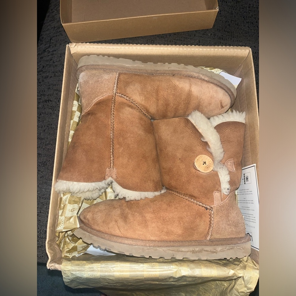 Uggs Bailey button size 8 chestnut
